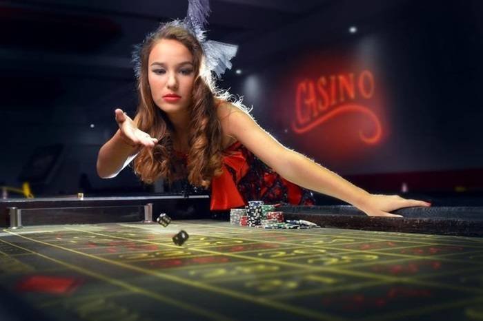 777 bet Slots ဂိမ်း မိုဘိုင်းဖုန်းဖြင့် ကစားနေသောမြင်ကွင်း